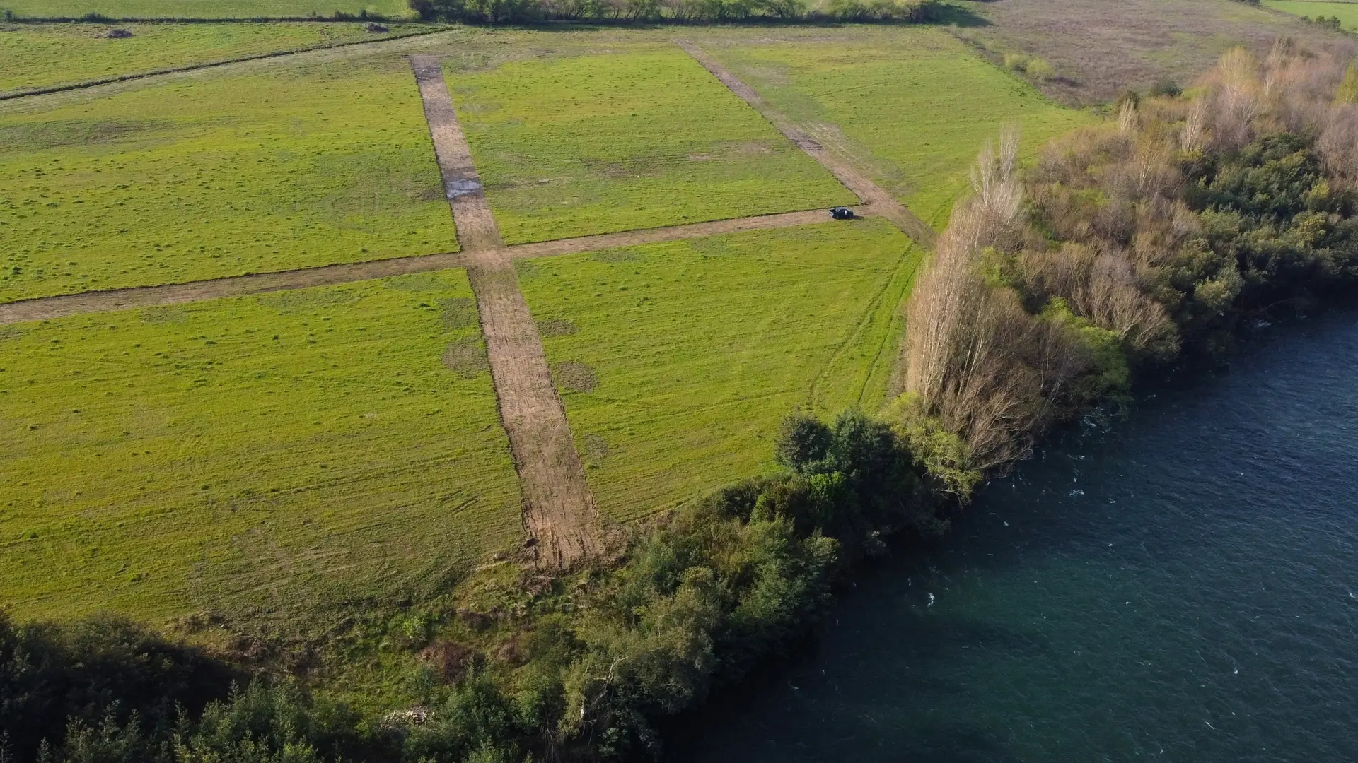 Vista aérea de caminos interiores y río Biobío