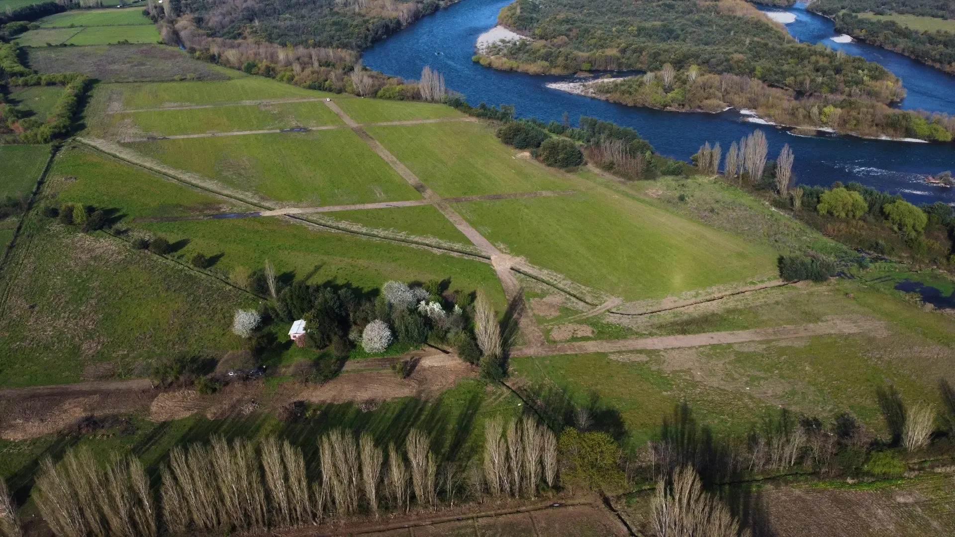 Panorámica aérea de las parcelas y el río Biobío